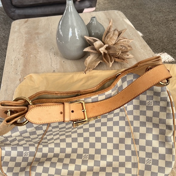 Louis Vuitton - Picture 4 of 10